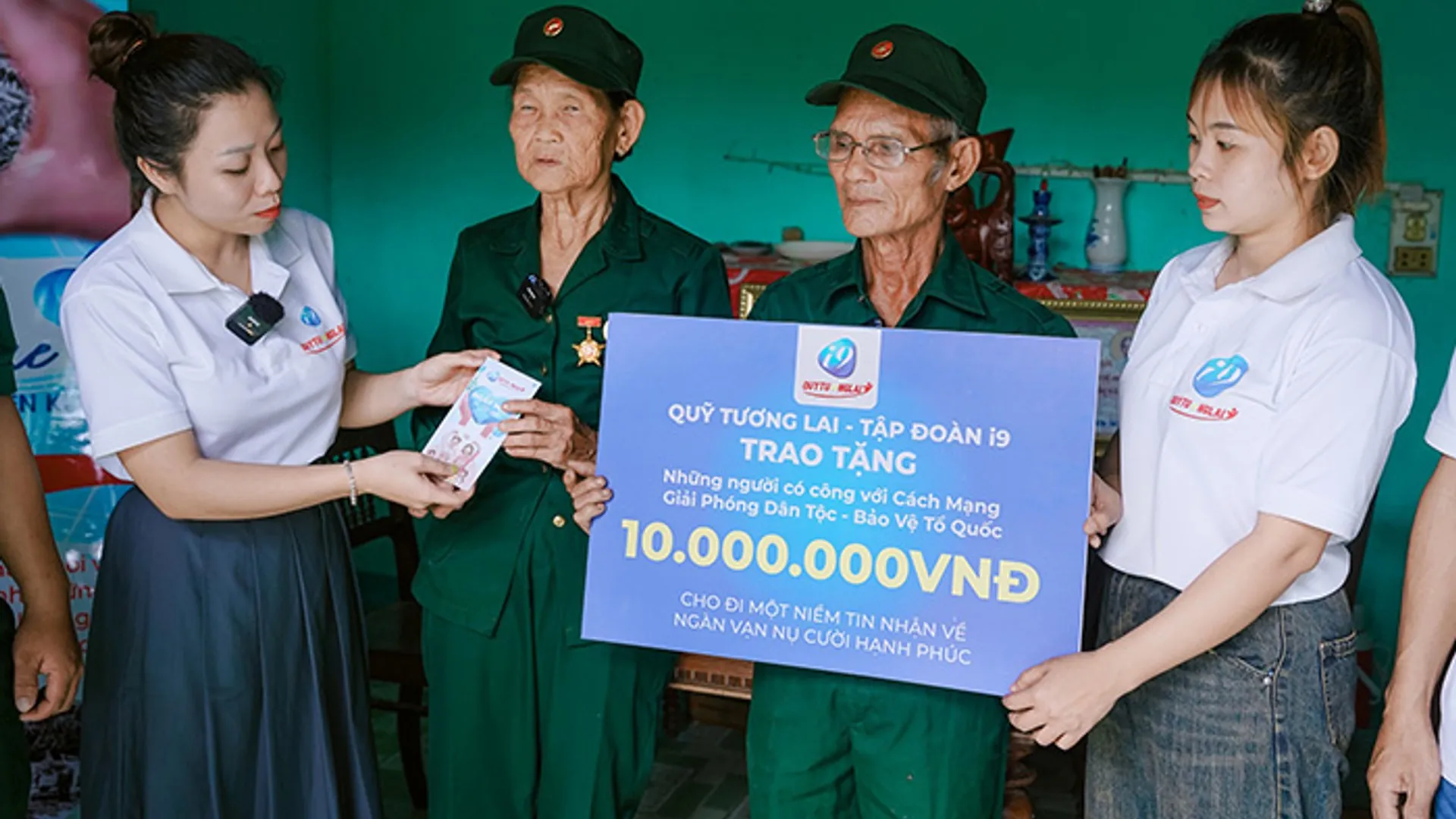 Hình ảnh đội ngũ qq88 làm việc chuyên nghiệp, tập trung vào phân tích dữ liệu và đánh giá nền tảng cá cược.